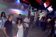 Membros do grupo Baile de Garagem Sertãozinho se reúnem para aprender passos de flashback