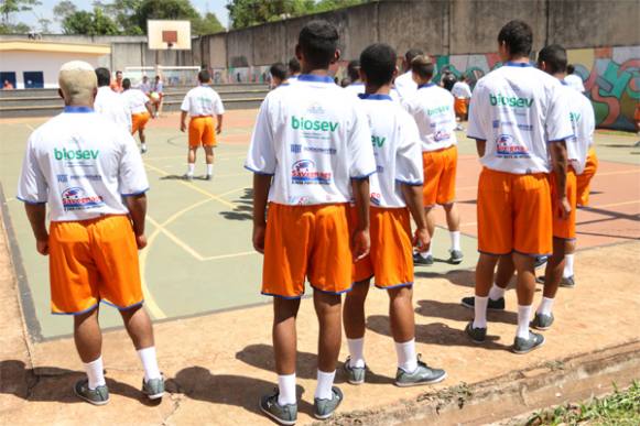 Bola Livre prepara jovens para vida fora da Fundação Casa, de Sertãozinho