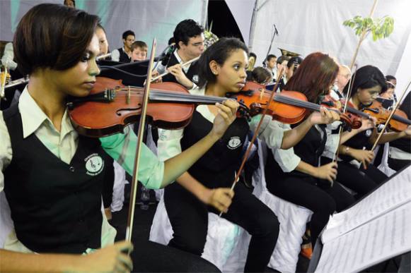 Praça Central de Cruz das Posses recebe shows musicais aos domingos
