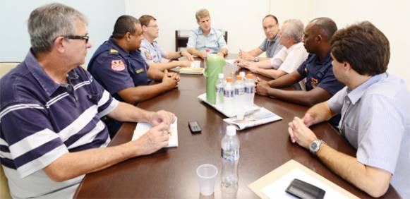 Prefeito Zezinho Gimenez se reúne com representantes das forças policias para discutir estratégias que fomentem a segurança no município. Índices mostram que, de modo geral, criminalidade caiu na cidade