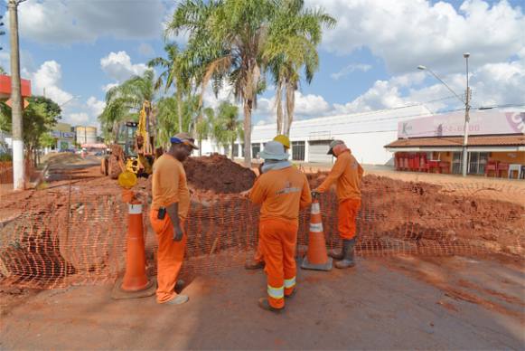 Trabalho em emissários do Córrego Sul mantém trecho da avenida Antônio Paschoal interditado