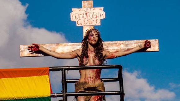 Parada Gay: Protesto com representação de Cristo vira alvo de críticas nas redes sociais