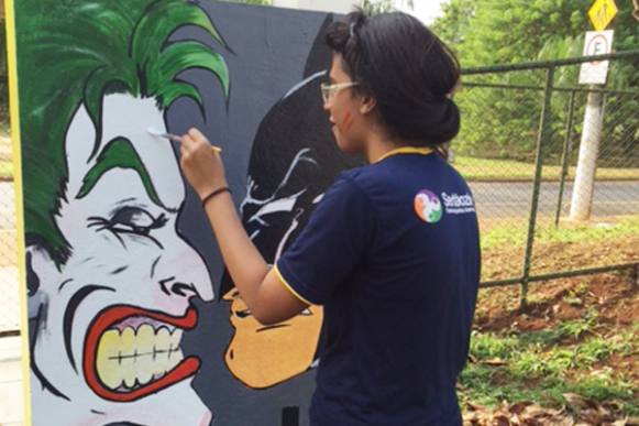 Alunos do 9º ano do CAIC desenvolvem trabalho de pintura nos murais da escola