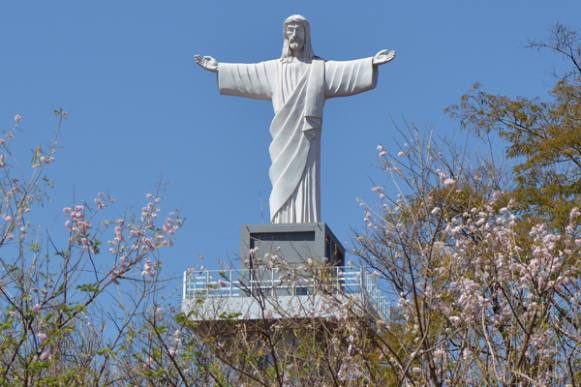 Em nota, Prefeitura de Sertãozinho diz que não teve conhecimento prévio sobre as fotos de mulher nua no monumento do Cristo