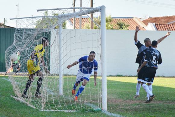 União abre o placar, mas perde de virada para o XV na estreia do amador