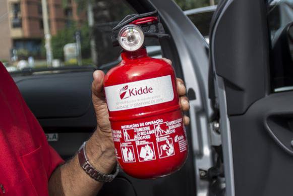 Depois de muito corre-corre, extintor de incêndio nos carros de passeio deixa de ser obrigatório