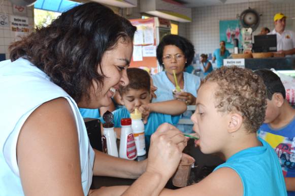 Sorveteria Pimpinella distribui sorvetes de graça a alunos da APAE em comemoração ao Dia do Sorvete