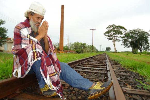 Profeta de Sertãozinho diz ouvir a voz de Deus através do som dos trovões