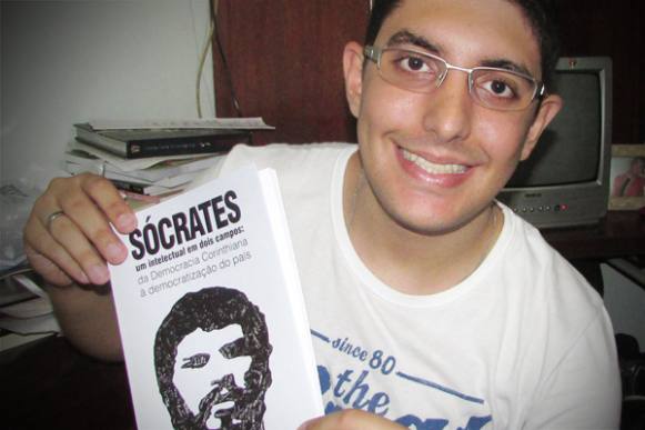 Jornalista de Sertãozinho escreve livro sobre Sócrates