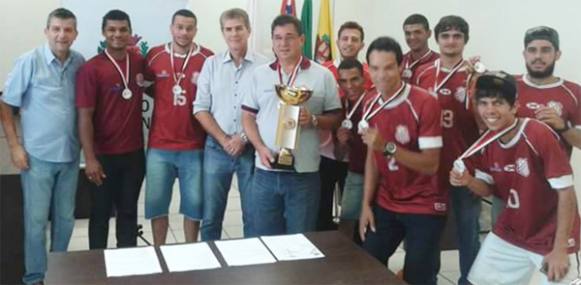 Vice-campeões paulista de futsal entregam troféu ao prefeito Zezinho Gimenez