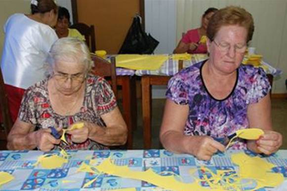 CRAS do Jardim Alvorada oferece aulas gratuitas de artesanato para a terceira idade