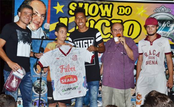 Garoto de 11 anos é o ganhador da camisa do Touro na feira do Alto do Ginásio