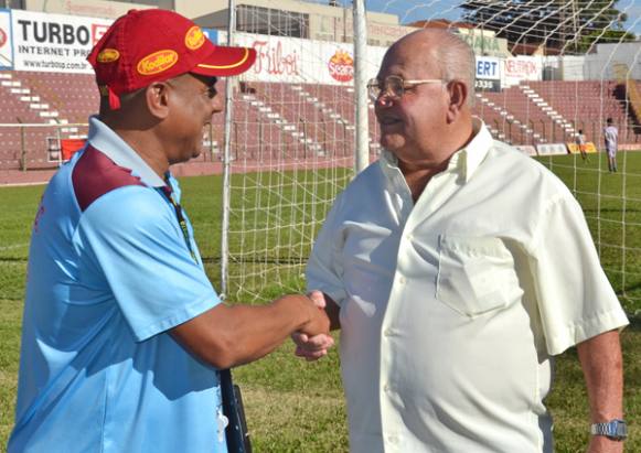 Técnico do Sub 17 do Touro se emociona com sósia do ex-presidente Alcídio Balbo