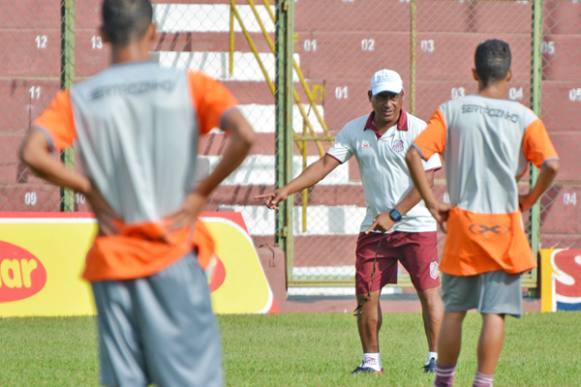 Técnico Hélio Vaz quer sequência para amadurecer a base do Touro