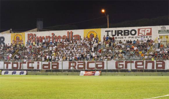 Torcida Raça Grená promove festa em comemoração aos 13 anos