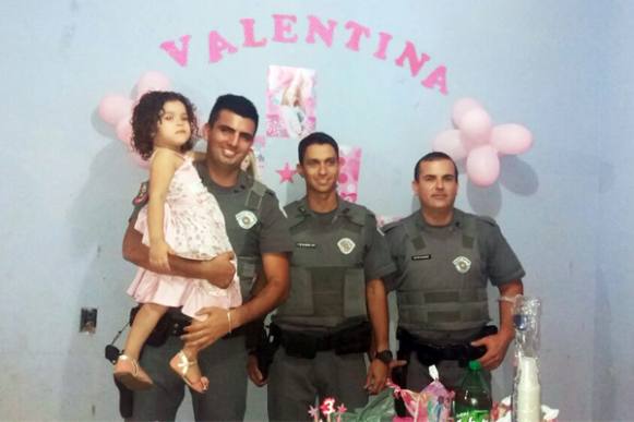 Fã da Polícia Militar, menina de 3 anos é surpreendida por policiais em festa de aniversário