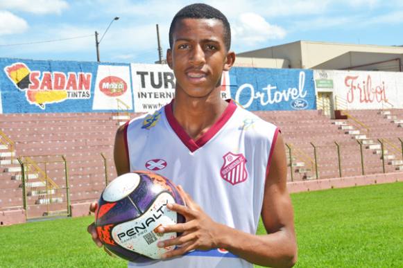 Destaque do sub-17 do Touro, Black realiza sonho de jogar no profissional