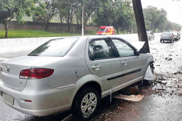 Carro sofre aquaplanagem e bate em poste da Otávio Verri