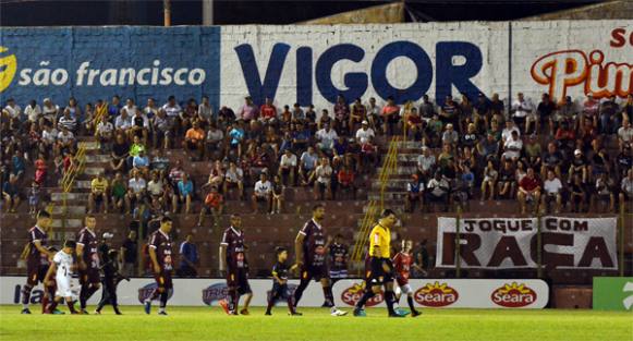 Torcida manda recado com faixa no alambrado e elenco do Touro...