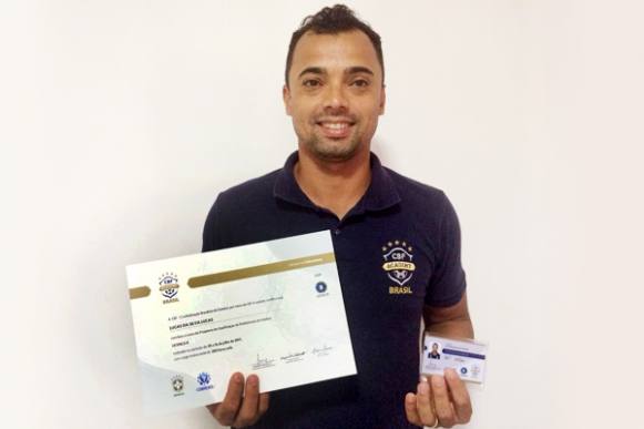 Lucas recebe diploma para atuar como treinador em categorias de base