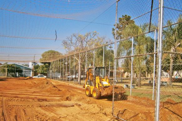 Quadra esportiva da Praça “Domingos Prizon” passa por reforma