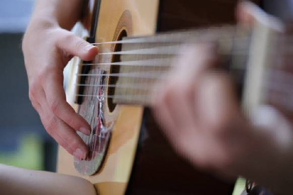 Quer aprender de graça a tocar violão? Veja como