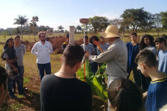 Jovens agricultores têm aprendizagem de técnicas de topografia em Sertãozinho