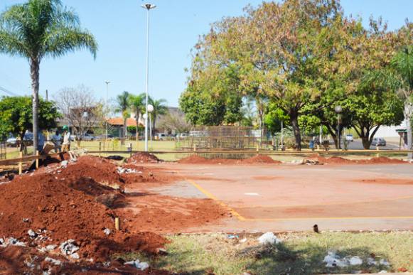 Começam as obras de reforma e revitalização na quadra esportiva da Praça “José Hélio Baldo”