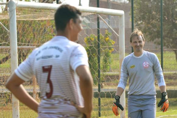 Goleiro do São Joanense comemora boa fase da defesa e elogia elenco