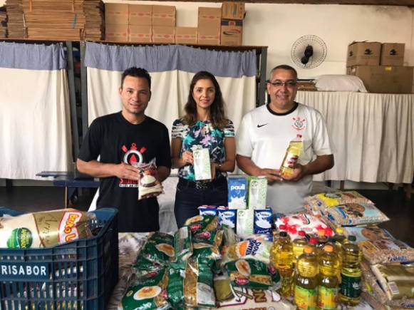 Corintianos de Sertãozinho doam itens alimentícios à Assistência Social