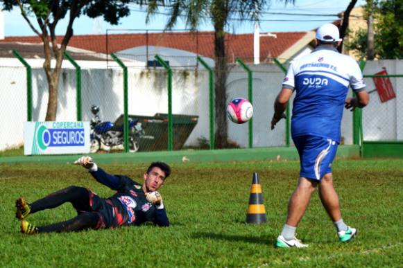 Briga pela titularidade no gol do Sertãozinho é sadia, garante Tolentino