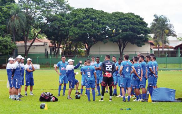 Técnico Cléber Gaúcho faz balanço da terceira semana de pré-temporada