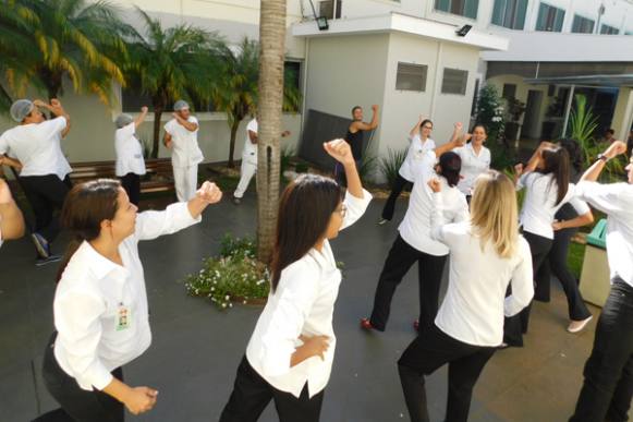 Semana de Humanização na Santa Casa de Sertãozinho começa com ginástica laboral entre colaboradores