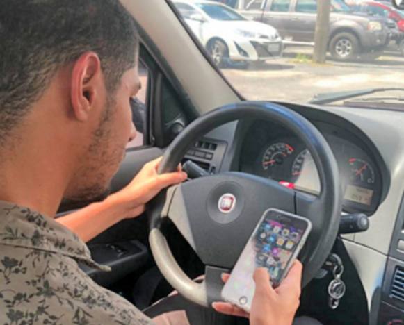 1 em cada 5 motoristas dirige usando celular