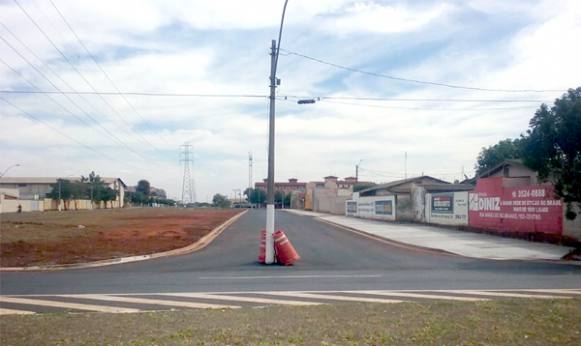 A obra de ligação ‘deixa’ poste no meio da rua no Jardim das Palmeiras