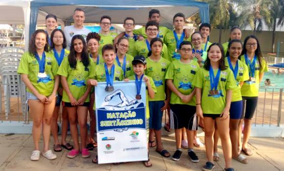 Natação de Sertãozinho conquista 47 medalhas em torneio regional