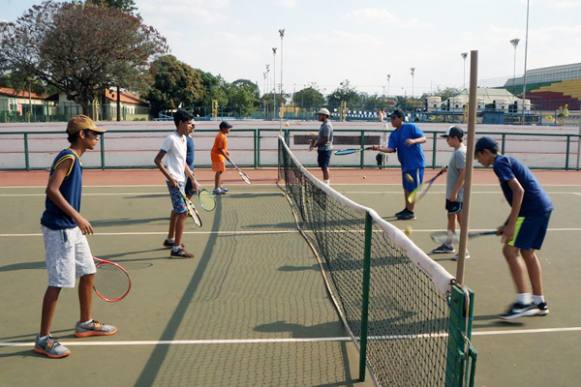 Secretaria de Esportes oferece aulas gratuitas de tênis de campo