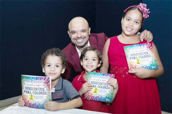 Com anfiteatro lotado, jornalista Orlando Mota lança livro “Minicontos 2”