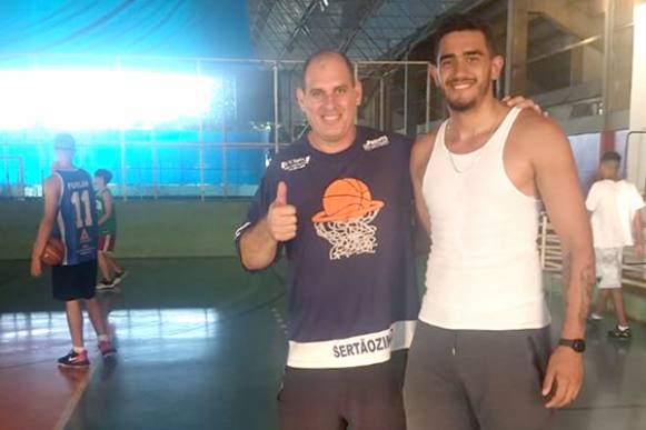 Jogador de basquete visita Patinódromo de Sertãozinho