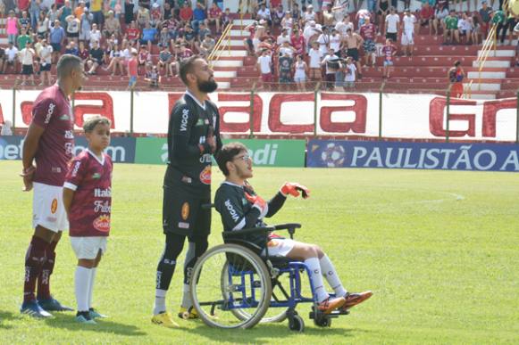 Jovem cadeirante vira fã de João Guilherme e recebe camisa do ídolo