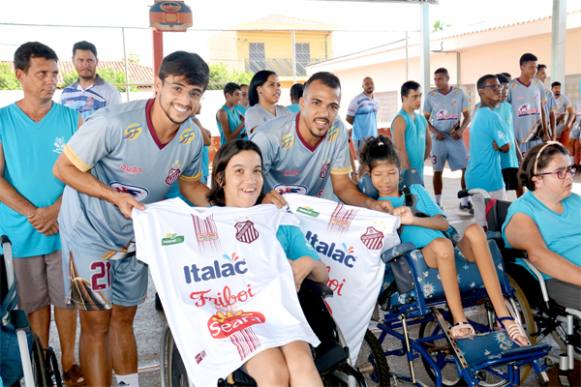 Apae de Sertãozinho recebe visita do elenco do Touro