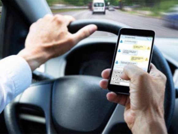Um em cada cinco motoristas usa celular ao dirigir