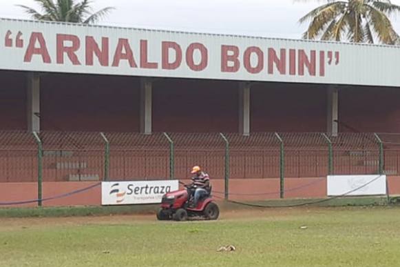 Gramado do Boninão recebe manutenção de reforço durante paralisação dos jogos