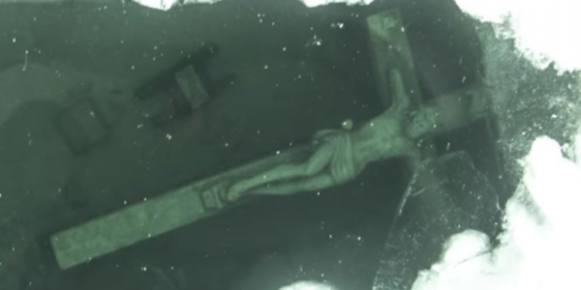 O grande crucifixo submerso que só pode ser visto quando o lago congela