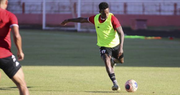 Cogitado como titular, Romão comemora oportunidade de jogar no Santa Cruz