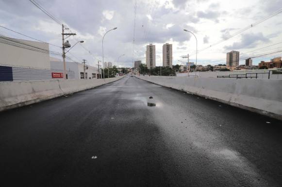 Viaduto Profissionais da Saúde começa a receber sinalização