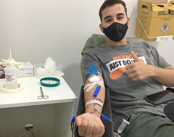 Jovem comemora aniversário de 18 anos doando sangue