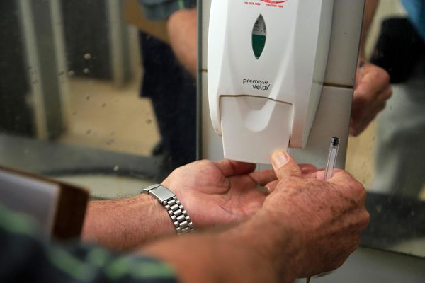 RIBEIRÃO - Transerp verifica recipientes de álcool em terminal de ônibus