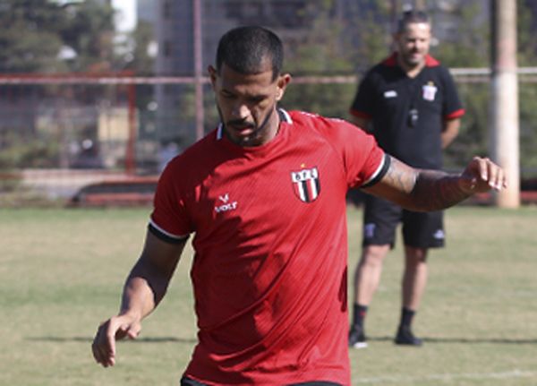 Hélio Paraíba ressalta briga sadia pela titularidade e prevê jogo muito difícil contra o Ypiranga-RS