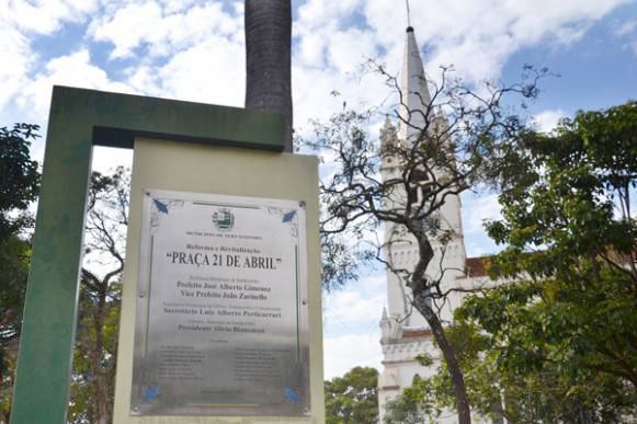 Praça 21 de Abril passa por serviço de manutenção e substituição de lâmpadas